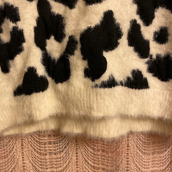 Plush cheetah print sweater - Picture 4 of 10